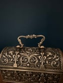 Exceptionnel coffre en bronze massif à décor repoussé, Art Nouveau, fin XIXème siècle. Signé!
