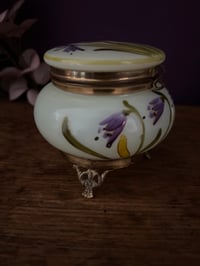 Image 9 of Magnifique boîte à bijoux en opaline peinte à décor de fleurs,  XIXème, début Art Nouveau