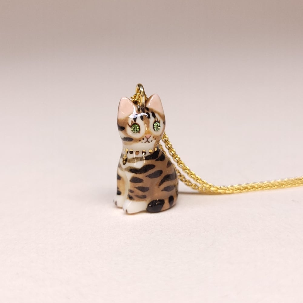 Image of Brown Tabby Porcelain & Gold Vermeil Sitting Kitten Pendant