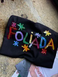 Image 3 of Camiseta bordada a man. FOLIADA. Corte unisex.