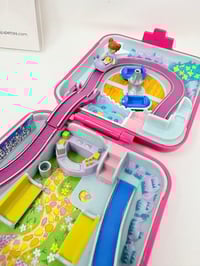 Image 9 of Ensemble bracelet et Polly Pocket Carré fushia parc d'attraction