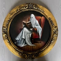 Image 1 of Fantasma leyendo en el sillón 