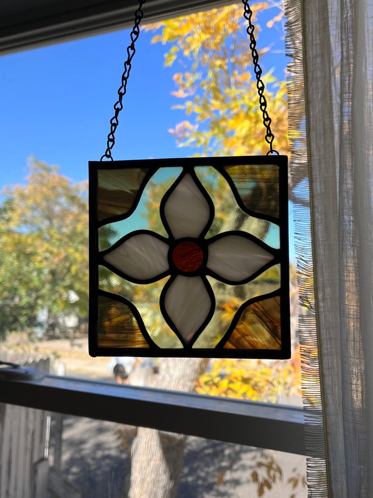 Image of Green / white flower tile