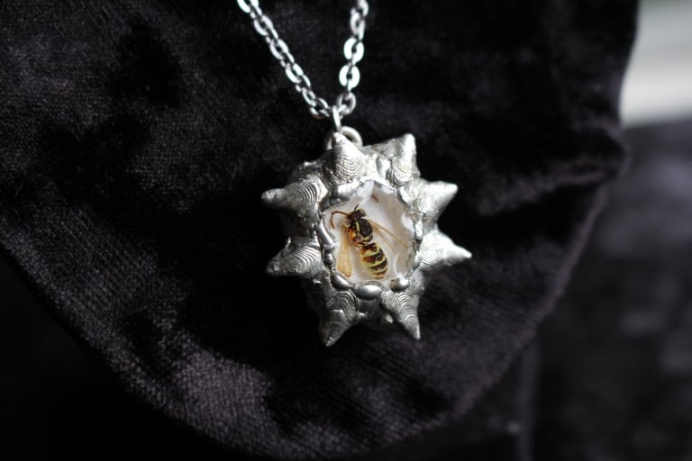 dead good wasp spiky necklace Image 5