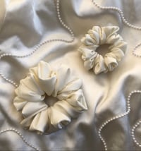 Image 10 of SCRUNCHIES OVERSIZED & STANDARD CREAM/KREM