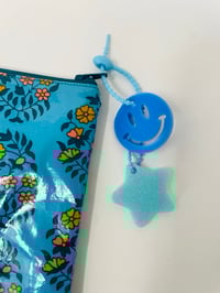 Image 2 of *EN STOCK* Pochette à Maillots Et son Gri-gri Lilie B Créations bleue et jolies fleurs