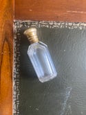 Flacon, fiole de parfum ou de sels du 19ème siècle, bouchon en métal argenté, verre biseauté 