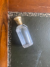 Image 4 of Flacon, fiole de parfum ou de sels du 19ème siècle, bouchon en métal argenté, verre biseauté 