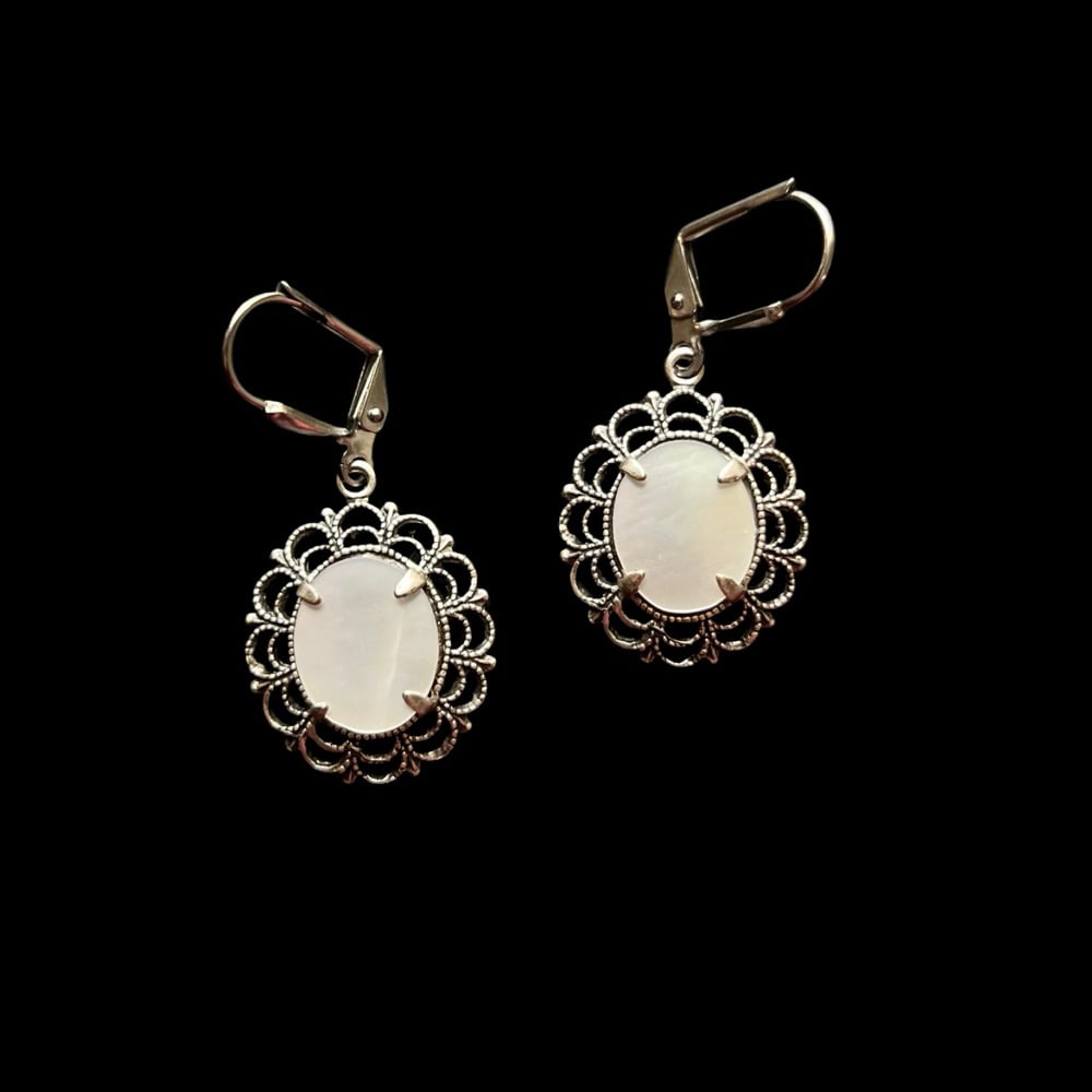 MOTHER OF PEARL CAMEO EARRINGS | LUNA DE SANGRE