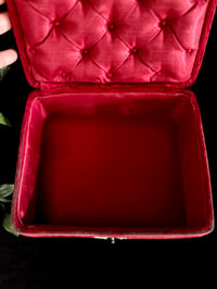 Image 5 of Magnifique coffre à bijoux du XIXÈME siècle, en velours rouge et soie rouge capitonnée!