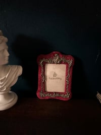 Image 2 of Cadre photo en velours rouge et laiton, d’époque Napoléon III, style rocaille, fin XIXème s.
