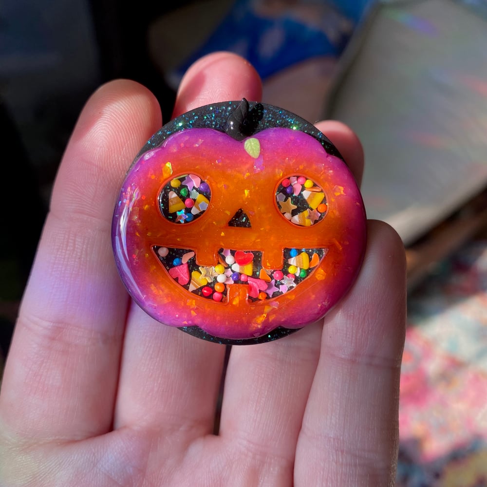 Image of Jack-o-Lantern Phone Grip Shaker (orange & purple)