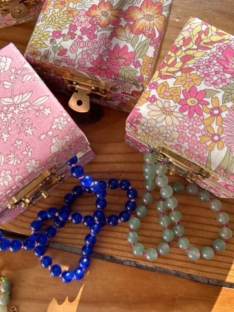 Image of Colliers en perles d’eau douce et en pierres naturelles dans leurs écrins en Liberty 