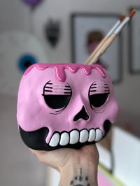 Image 3 of Skull vase pink 