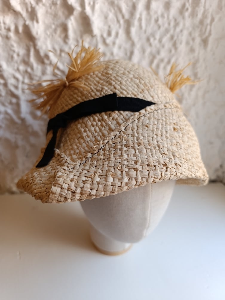 Image of Cappello cloche paglia con ciuffi