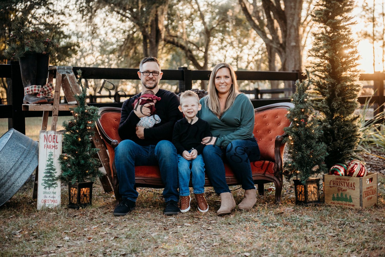 Image of Farmhouse Holiday Mini Sessions $150($25 deposit) NOV 27th only 