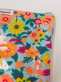 Image 2 of La Pochette à Maillots mint et ses grosses fleurs orange fluo, jaune et rose