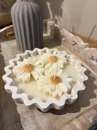 Image 2 of The large Daisy candle