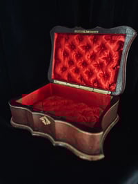 Image 8 of Magnifique boite à bijoux en cuir doré à la feuille d’or et soie capitonnée rouge .XIXème s.