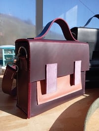 Image 2 of Sac cartable en cuir upcyclé "Josef" aubergine