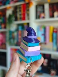 Image 3 of Llavero Clicker libros witchy 