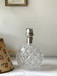 Image 5 of Lampe en verre avec abat-jour fleuri