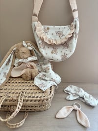 Image 3 of DOUDOU MOTIF FLEURI ET SON LANGE