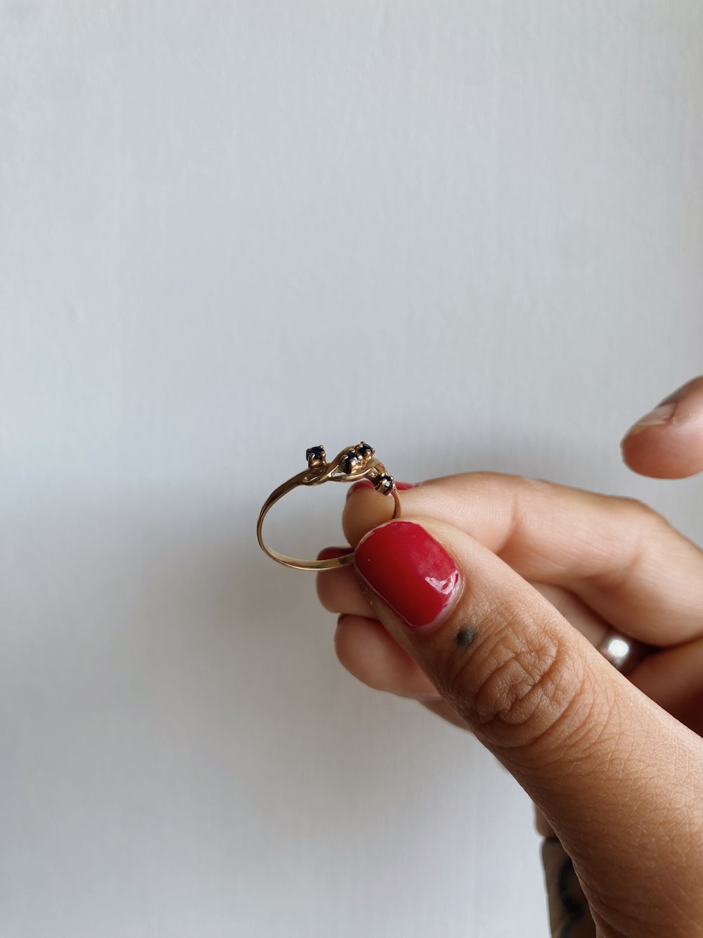 Image of Vintage 9ct sapphire stone ring 