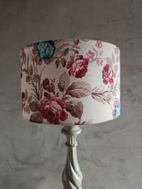 Image 4 of Lampe en bois patiné gris et son abat jour 