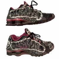 Image 4 of 1 of 1 size 9.5w/EU41 NIKE SHOX pink and black