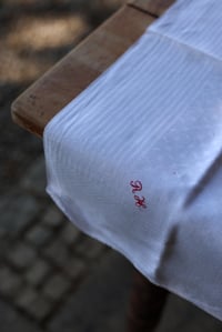 Image 7 of 6 Servietten, geometrisches Muster, rotes Monogram