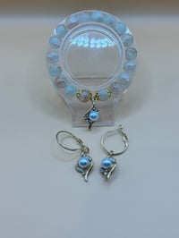 Image 1 of Parure Élégance Nacrée – Bracelet & Boucles d’Oreilles Perles Marbrées Dorées