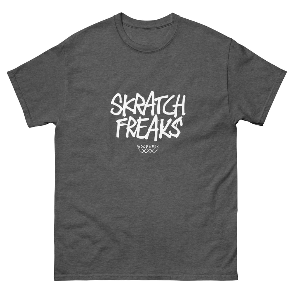 "Skratch Freaks" Fos script Unisex classic T