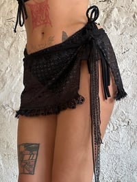 Image 2 of Jupe à nouer en dentelle de Calais noire