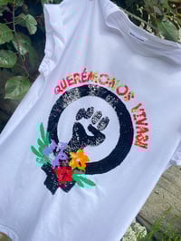 Image 4 of Camiseta bordada a man. QUERÉMONOS VIVAS! Varias tallas.