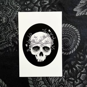 Skull with thorns print