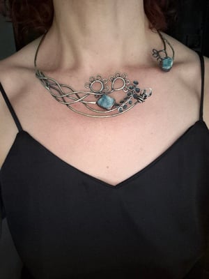 Blue flowers open necklace 