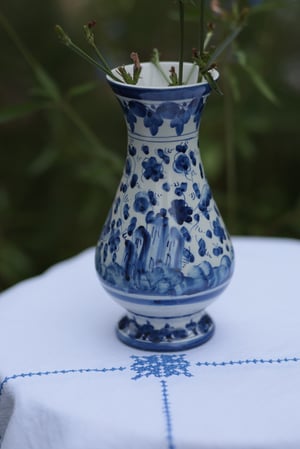 Image of Vase, weiss-blau, handbemalt mit Hase, Portugal, Fayence