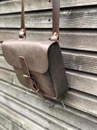 Image 4 of Daybag in dark brown oiled leather with shoulder strap unisex collection