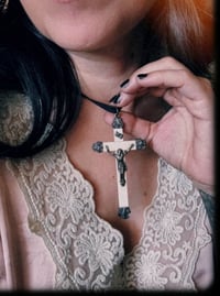 Image 1 of Grande croix, pendentif du 19ème siècle, en os et argent plaqué poinçonné. 