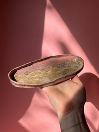 Image 2 of Oval tray with vintage lace 