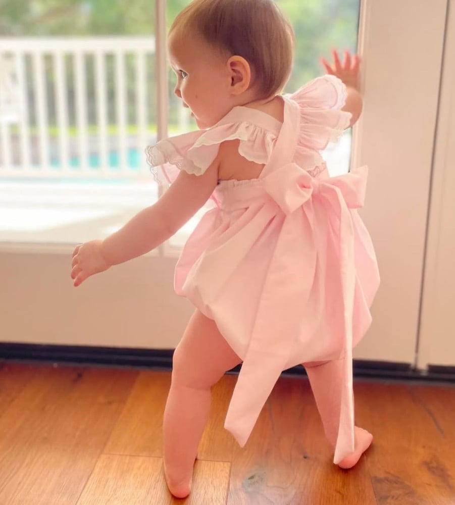 Denton Twins アイボリー フリルドレス Custom Silk Monogrammed Pinafore Collection | Elizabeth Layne Heirloom