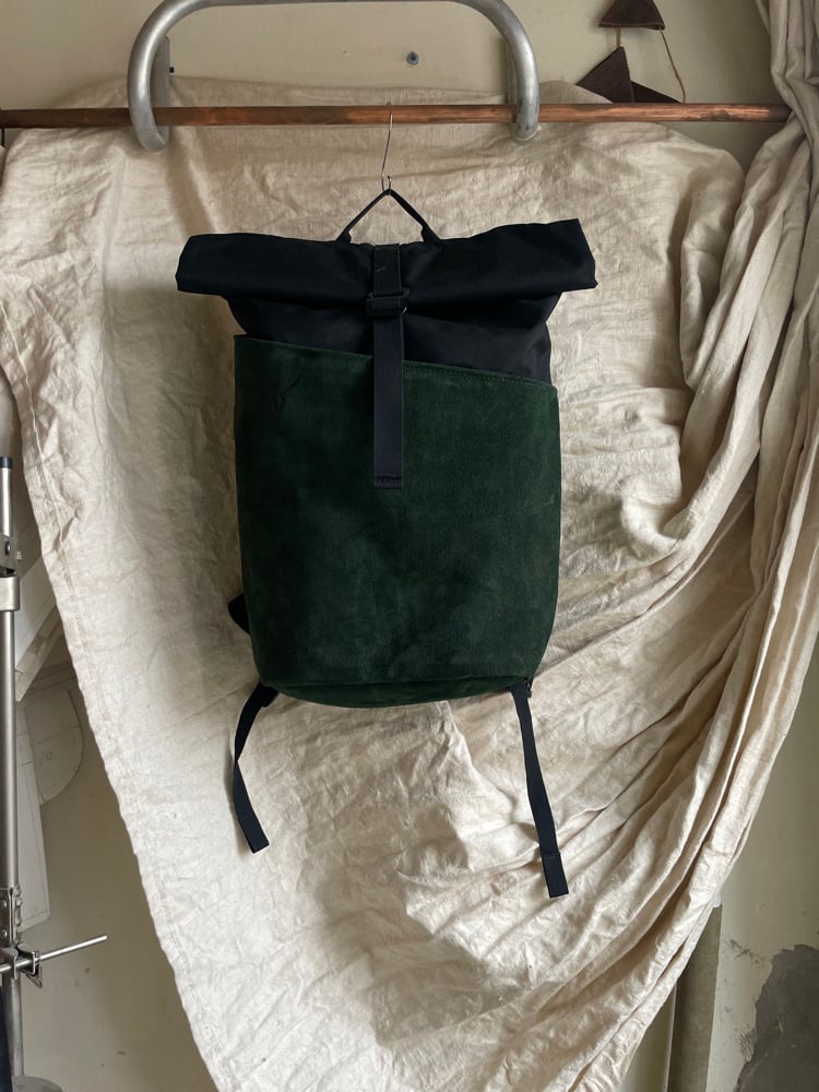 Image of s i r a 22L - black x suede