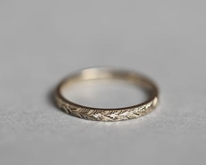 Image of 18ct gold 2mm Laurel Leaf engraved ring