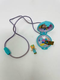 Image 1 of Polly Pocket vintage médaillon pierre turquoise complet