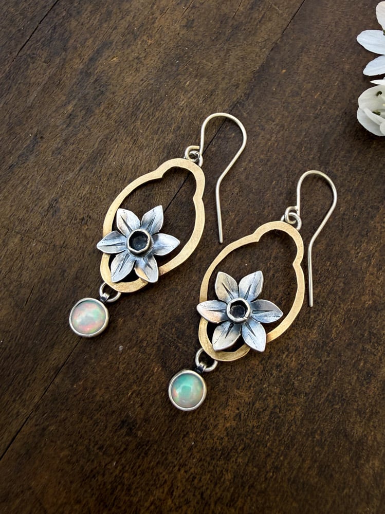 Image of Trumpet of Spring Daffodil Earrings