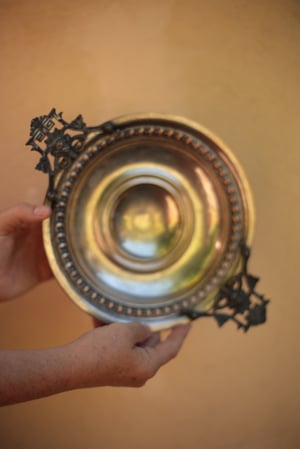 Image of Dekorative Schale, mit Fuss und Griffen, Metall
