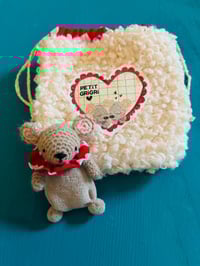 Image 1 of PETIT GRIGRI SOURIS DANS SON POCHON PETITS COEURS 