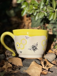 Image 4 of Bee Mug 03