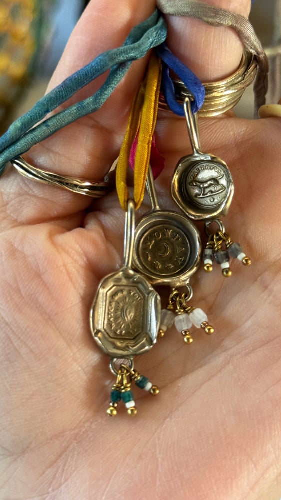 Image of Charms capsule “seal”
